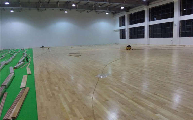 五角楓舞臺運動木地板怎么翻新？