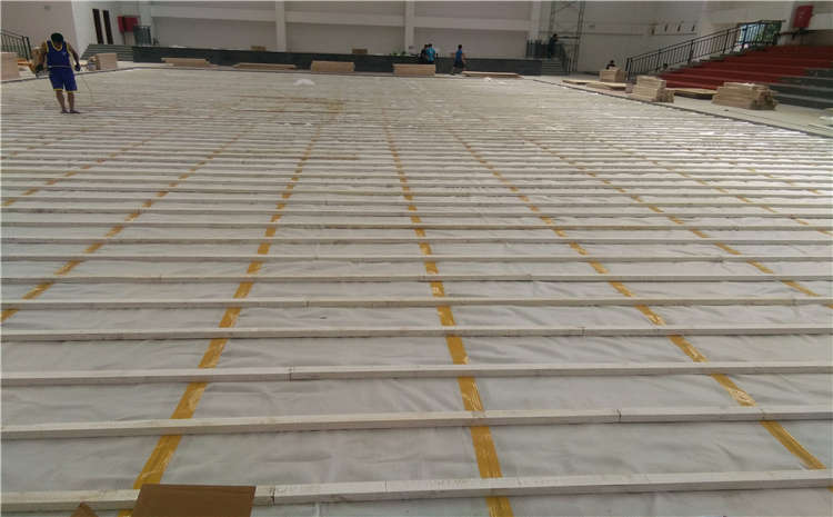 24厚運動體育地板怎么翻新?