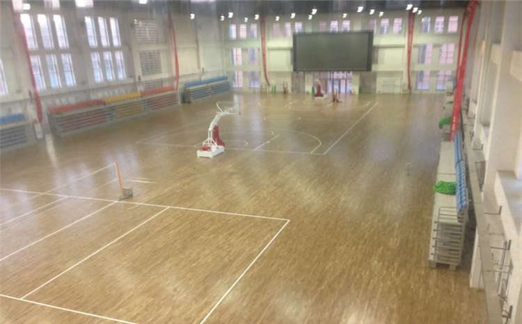 20厚籃球場(chǎng)木地板怎么翻新?