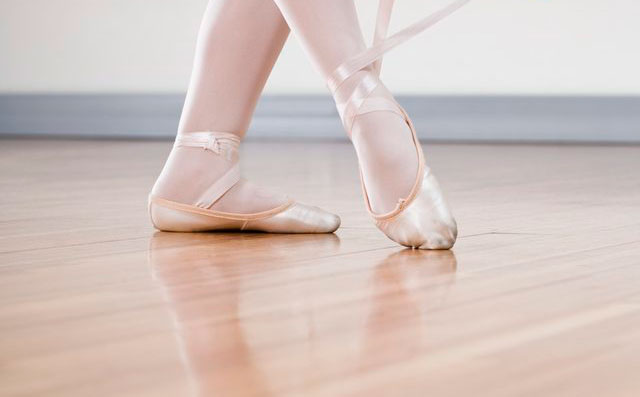 24厚乒乓球館木地板怎么翻新？