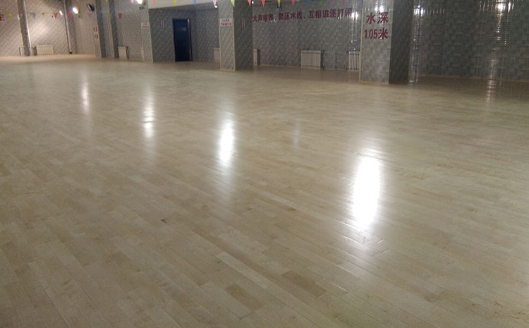 拼接板籃球場地木地板價格是多少錢?