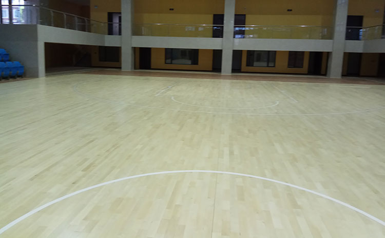 指接板風雨操場地板怎么翻新?