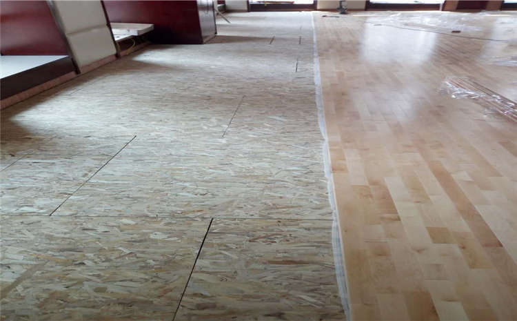 單層龍骨結(jié)構(gòu)風(fēng)雨操場木地板哪個(gè)品牌好?